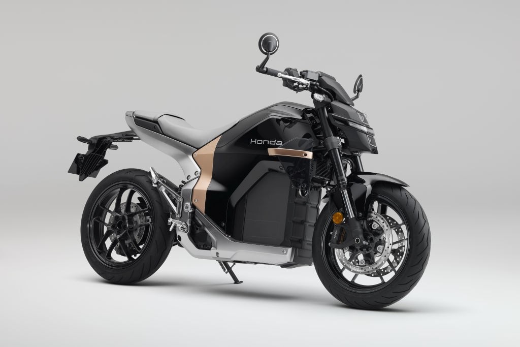 <div class='descrGalleryTitle'>Honda WN7</div><div class='descrGalleryText'><p>Prima <b>moto elettrica</b> Honda, <b>la <a href="https://www.dueruote.it/news/moto-scooter/2025/09/16/honda-wn7-la-nuova-moto-della-casa-giapponese-sara-una-600-elettrica/">WN7</a> segna l’ingresso del marchio nel segmento “fun EV”</b>. Batteria da 9,3 kWh e motore da 50 kW (100 Nm) assicurano 140 km di autonomia (WMTC) con ricarica 20-80% in 30 minuti. Ciclistica raffinata con batteria portante, forcella Showa da 43 mm e forcellone Pro-Arm. Display TFT da 5&quot;, 4 riding mode, ABS cornering e trazione HSTC. Disponibile anche in versione A1 da 11 kW.</p>
</div>